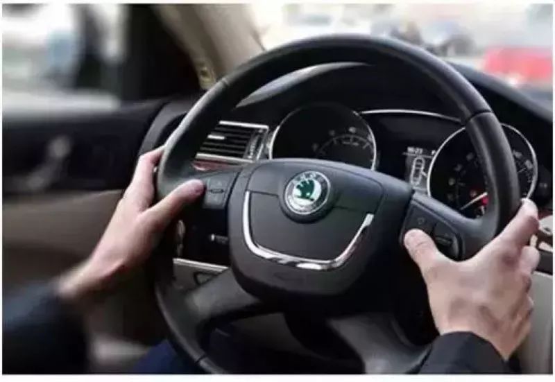  开车|压实线强行变道被举报，扣3分罚款200元，以后开车别再这么“随意”了！