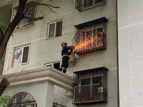  忘带|心大家长留两岁娃在家忘带钥匙，消防员三楼钻窗进屋
