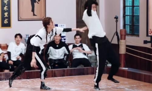  对比|baby节目中摔倒，对比固定MC与飞行嘉宾的反应，真让人揪心