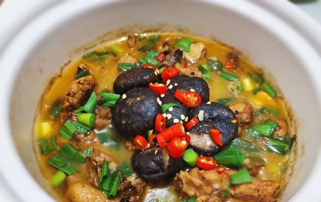  扔进|鸡块扔进砂锅焖，不放一滴水，50分钟后开盖，闻着味道就口水直流