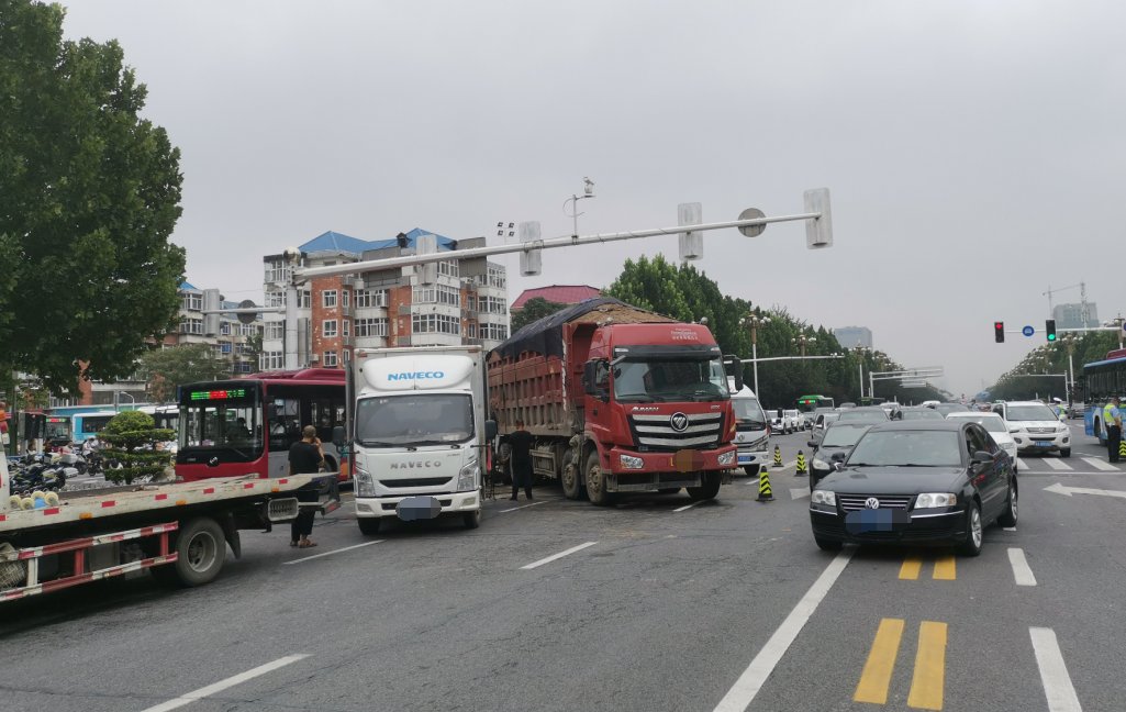  石家庄市裕|突发！石家庄裕华路出现路面塌陷！