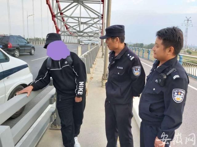 出所民警|女子欲跳河轻生 蚌埠民警紧急救援