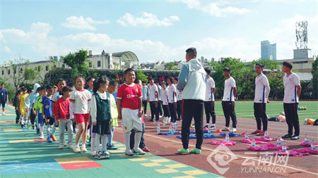 “亚足联草根足球日”活动进校园