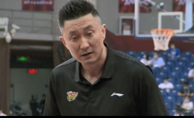  杜锋|杜锋懒得总结比赛，队员的态度让他不满，自信内线没易建联也挺好