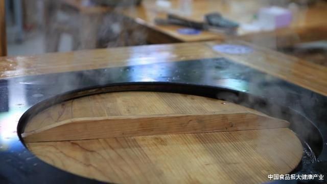 老板|隔着屏幕都觉得香的榛蘑炖大鹅,老板说:这是妈妈做出来的味道!