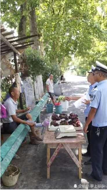  经营|道路两边摆摊经营存安全隐患，祁东交警耐心劝导收摊离开