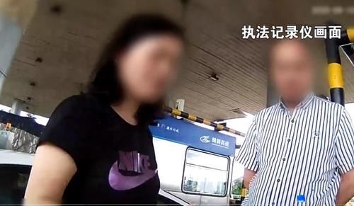 不算停车|女司机高速停车还一脸无辜：我用脚踩的刹车，没挂P档，不算停！