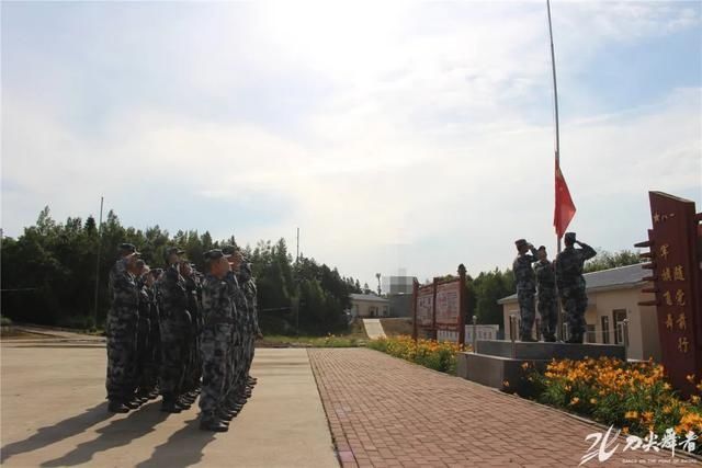  现场|“看到营区飘扬的国旗时，我知道我们有救了！”