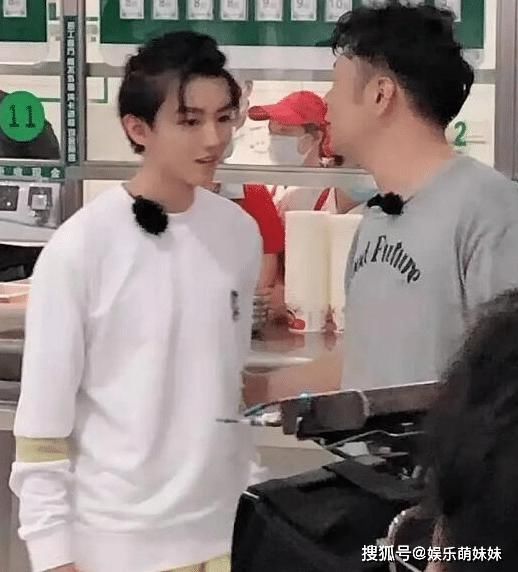  杜海涛|《中餐厅4》杀青照，本以为回归的只有王俊凯，不料竟还有他？