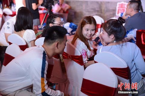  孩子|呼和浩特举办相亲会 家长替孩子来“相亲”