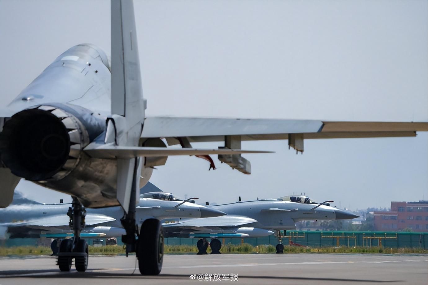 酷图直击异型机空中对抗！