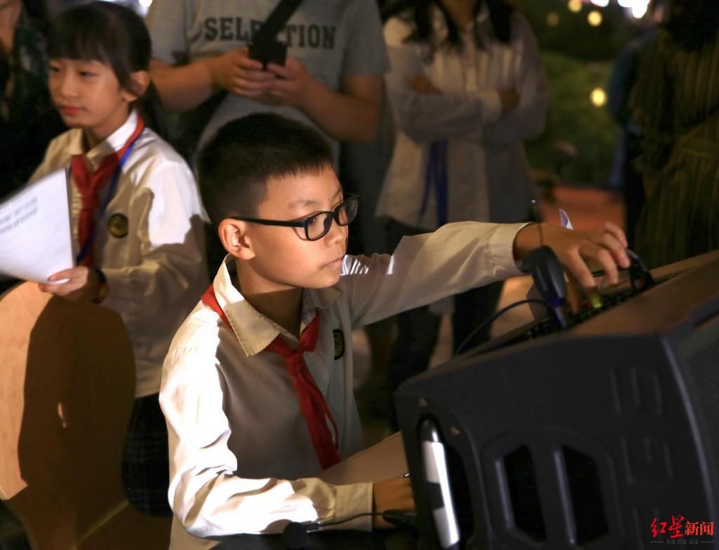  街头|成都小学生自办街头公益音乐会，三场募捐金额已超万元