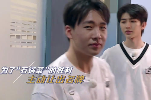  大笑|郭麒麟又被围攻撕名牌，女孩子们都在大笑，只有baby的反应最暖心