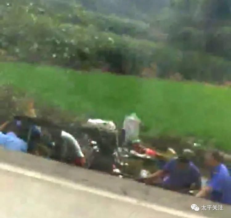  干起|翻车现场，城管干起交警的活