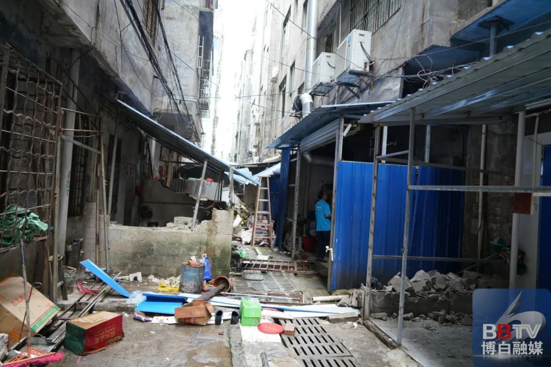 执法人员|“生命通道”千万不能堵！简易棚霸占消防通道拆！