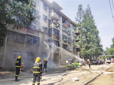  居民|两名消防队员徒手拎出“炸弹”