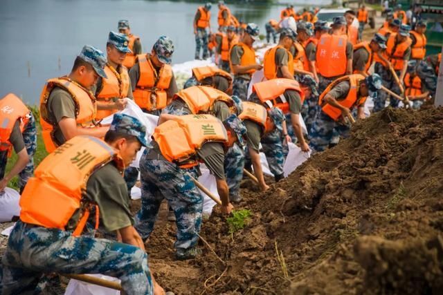 援洪湖防汛抗|谢谢你们！洪湖市热烈欢送抗洪部队官兵凯旋