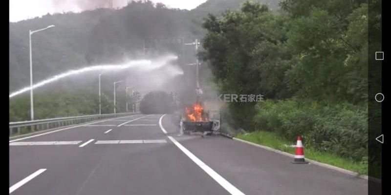  起火|危险！装载液化石油气罐的卡车起火