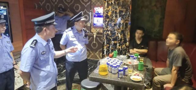 派出所|点赞！文地派出所连续两晚组织民警对文地的酒吧、宾馆、足浴等进行夜巡....