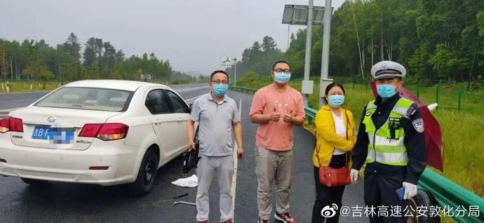  最美|交警的最美瞬间 | 天气炎热车辆爆胎民警及时相助送“清凉”