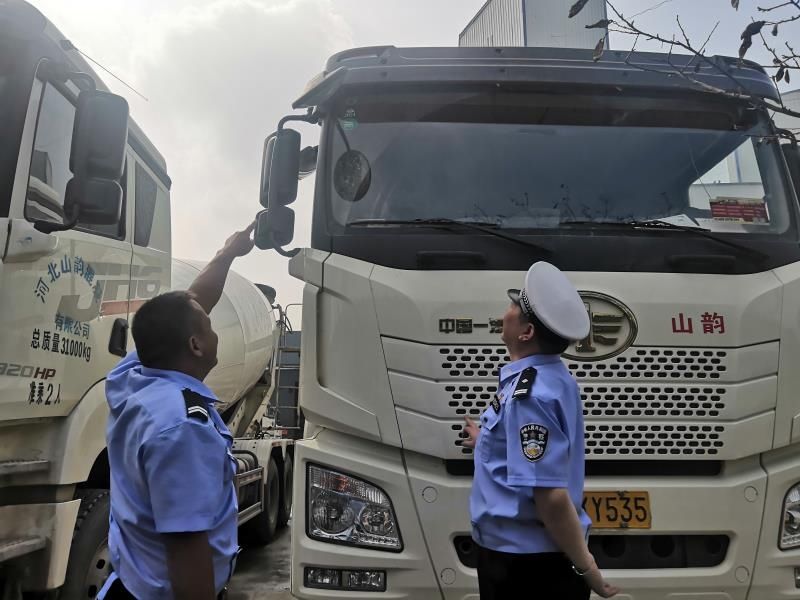  交警|栾城交警开展节前送交通安全“礼包”活动