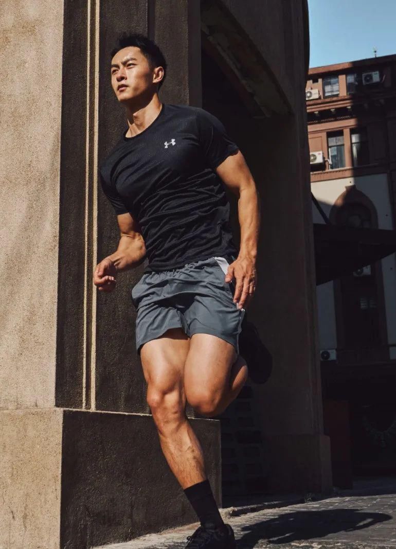  运动|33个肌肉帅哥争做“1”，你确定这不是专做给gay看的节目吗？