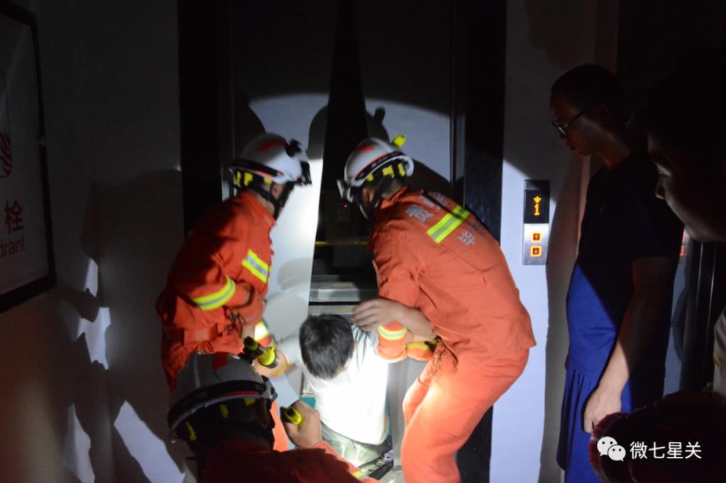  KTV|醉酒后电梯内打闹，6人被困KTV电梯，结果.....