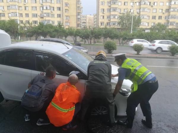 感动！冰城交警，暴雨中的逆行者|风里雨里路上有你| 积水