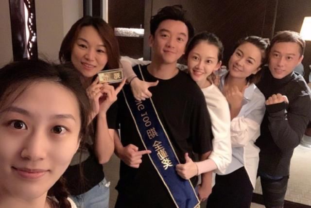  南遮|上跑男不允许染发？周震南遮金发的方式亮了，掉水里那刻笑出猪叫