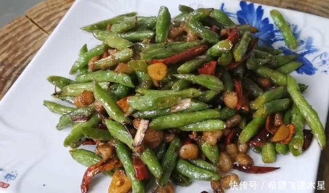  下入锅中|四季豆怎么做最好吃教你下饭做法，香辣开胃，太解馋了