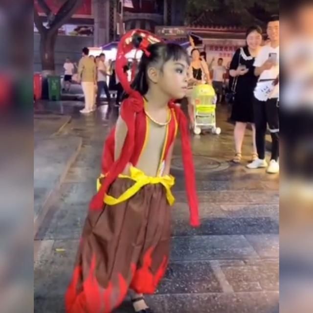  家长|小萌娃模仿“魔童”哪咤，一举一动神还原，惹路人纷纷驻足：真像