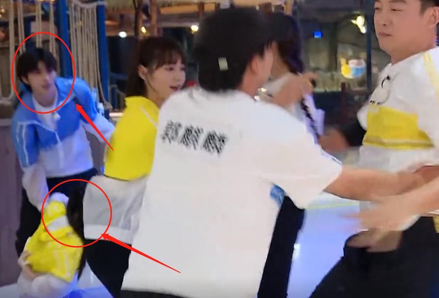  细节|郑恺秒撕蔡徐坤名牌，我却在关注蔡徐坤被撕后的举动，细节暴露人品