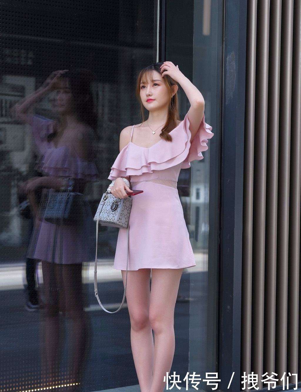 气质|气质女生的吊带短裙穿搭，精致耐看又显身材，轻松美出自信感