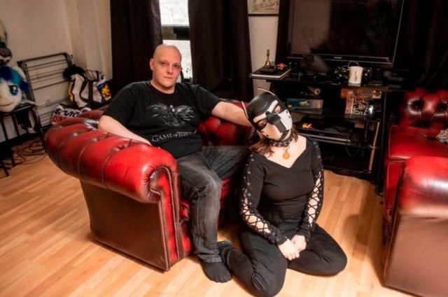 法庭|英男子让女友扮狗牵绳遛,后因又收养男宠,被“忠犬”告上法庭