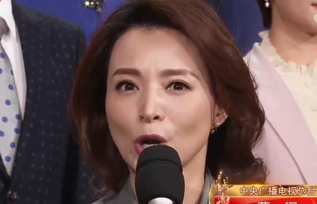  董卿|108位主持人“世纪同框”，董卿站C位，华少太业余，梁田比汪涵稳