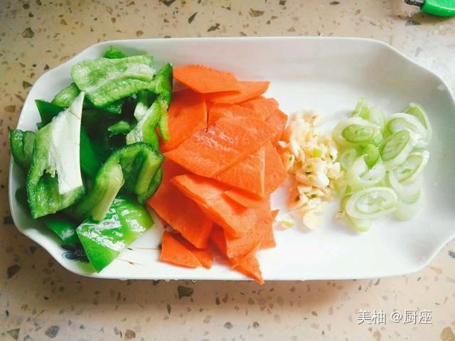 干锅|川菜全部是辣的吗？你的答案是是的话，那你看这道菜，干锅土豆片