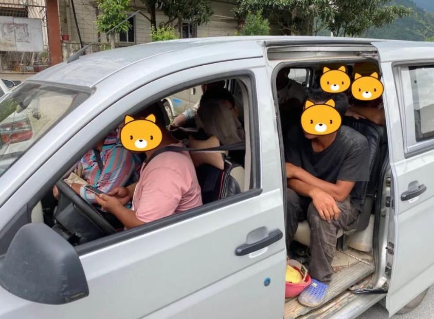  面包车|核载7人面包车被查，车上载有13名壮汉，司机边开车还边打电话