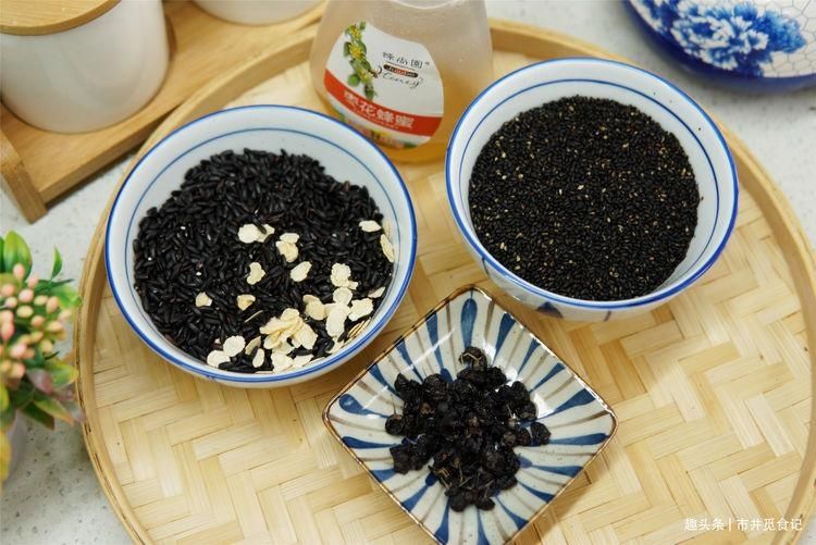  蜂蜜|1碗黑芝麻，3勺蜂蜜，搓一搓做“黑芝麻丸”，1元1颗，头发黑又亮