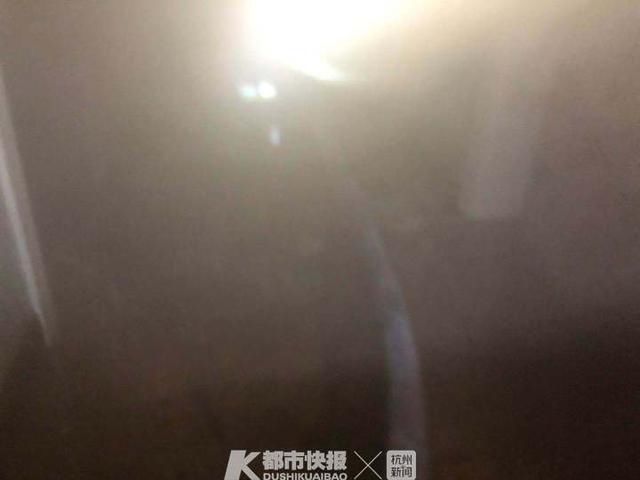  爆炸|昨晚半山一小区着火，租户回忆手机充电冒烟后来爆炸