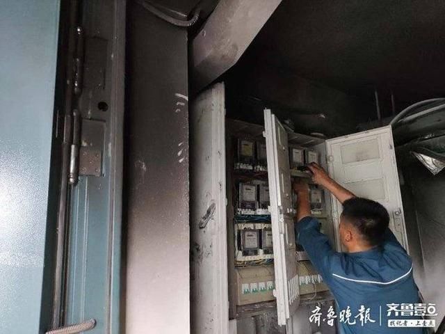  齐鲁壹点记者|聊城一小区电箱夜晚起火，业主称已发生三次类似事故