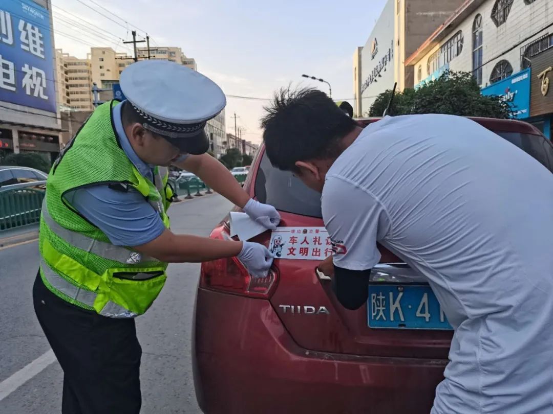活动|靖边交警街头开展“车让人，人守规”交通安全宣传劝导活动