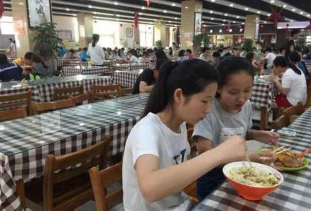 阿姨|为什么学校宁可把饭菜倒掉,也不愿给学生多打食堂阿姨说出真相