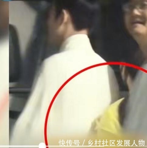 吃醋|罗晋帮女助理整理衣帽,暧昧打闹亲密挽手,网友:唐嫣不吃醋吗