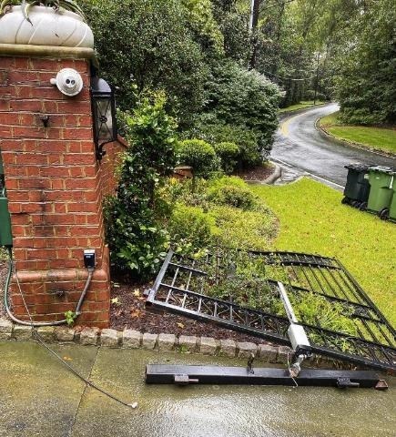 徒手|停电和老婆孩子困在家,巨石强森展现真正的技术徒手扯下大铁门