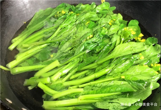 厨师|炒青菜,万万不要直接下锅!老厨师教我诀窍,青菜翠绿爽口不发黄