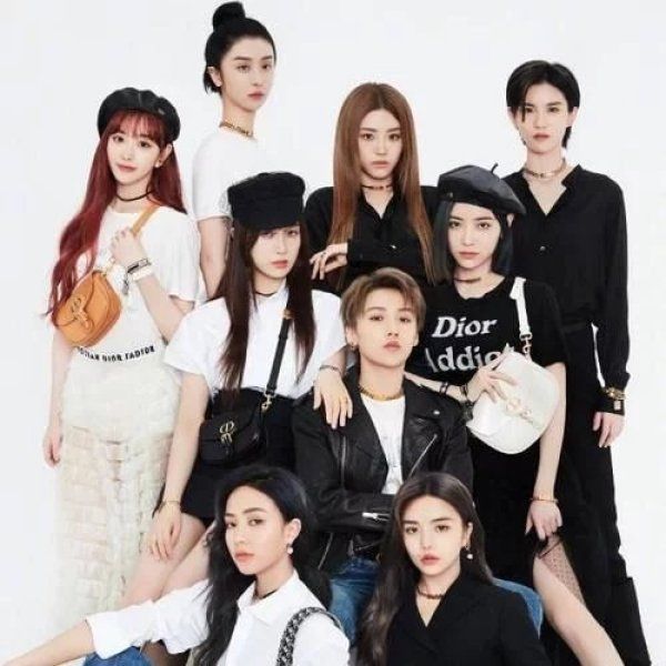 最美|喻言刚入选百大最美面孔,就被陌生男子搂背,这是火了的代价?