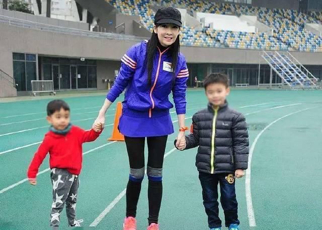  不显|周慧敏50岁还不显老，打扮的也很年轻，穿运动短裙搭白色健身裤！