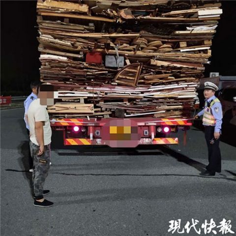  民警|大货司机嫌过路费高，竟堵住高速收费站