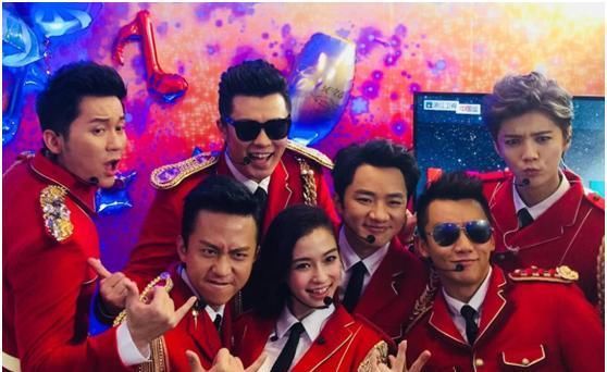  黄明昊|黄明昊拍写真时，有谁注意到他的手指，网友：让人心疼他