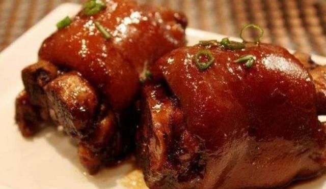  猪蹄|炖猪蹄时，不要直接下锅焯水，教你几个妙招，炖得更入味更软烂！